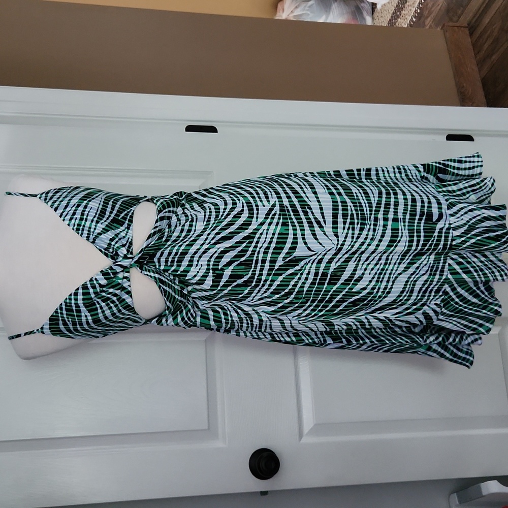 NWT Cupshe Green, White and Black Spaghetti Strap Sundress